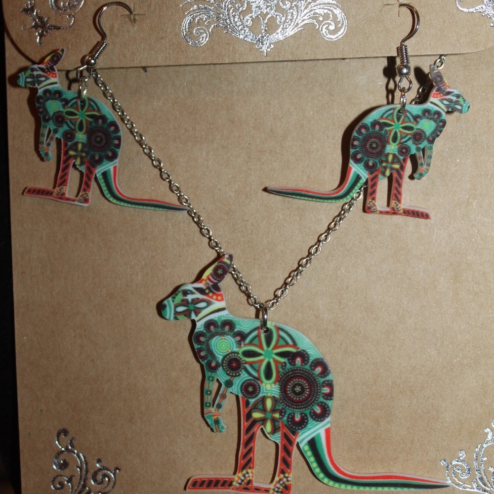 Nwt: New: Abstract Lite Green Kangaroo Necklace